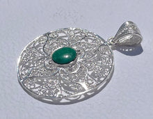 Charger l&#39;image dans la galerie, Bijou Ana de Peru - Pendentif &quot;Esperanza&quot; en argent, technique filigrane, pierre jade.