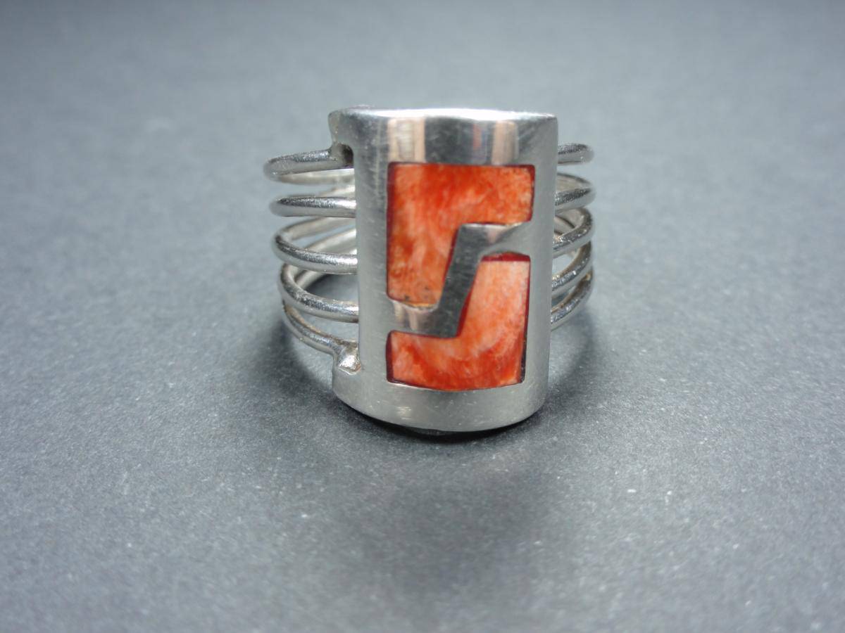 Bague en argent rectangle avec pierre.