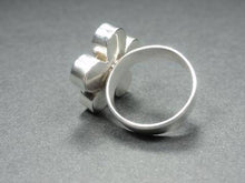 Charger l&#39;image dans la galerie, Les bijoux en argent Ana de Peru - Bague en argent pour femme &quot;Fleur&quot; avec pierres et coquillages