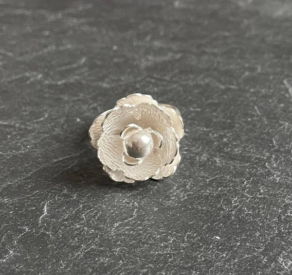 Bague en Argent "Flor de los Andes", choisie par Ana de Peru. Mettez une fleur à votre doigt. très jolie bague de fabrication artisanale