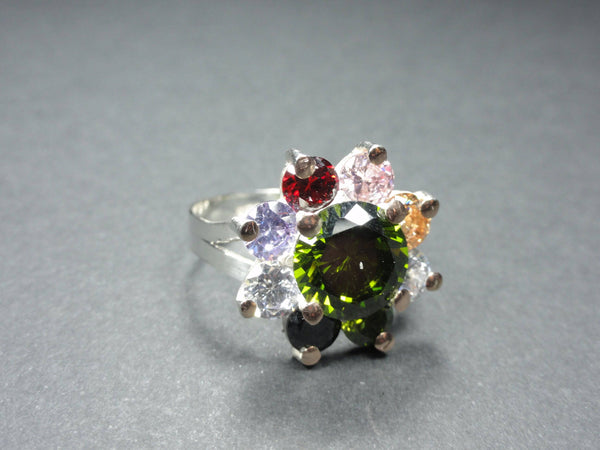 Les bijoux Ana de Peru - Bague en argent "Fleur" avec zirconiums de couleurs.
