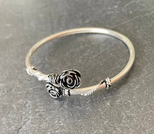 Charger l&#39;image dans la galerie, Bracelet jonc ouvert &quot;Roses&quot;