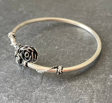 Charger l&#39;image dans la galerie, Bracelet jonc ouvert &quot;Roses&quot;