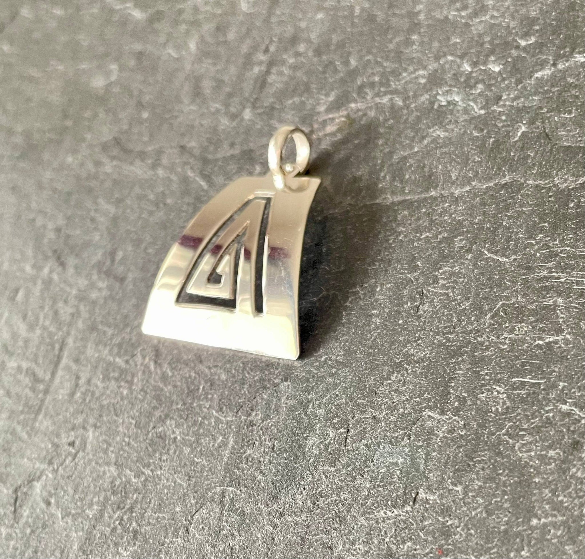 Pendentif pyramide égyptienne en argent sterling 925 plaqué Pendentif pyramide égyptienne en argent sterling 925 plaqué