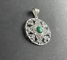 Charger l&#39;image dans la galerie, Bijou Ana de Peru - Pendentif &quot;Esperanza&quot; en argent, technique filigrane, pierre jade.